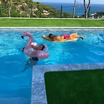 Sea-View Cozy Aptm W Amazing Pool & Trampoline For Kids!